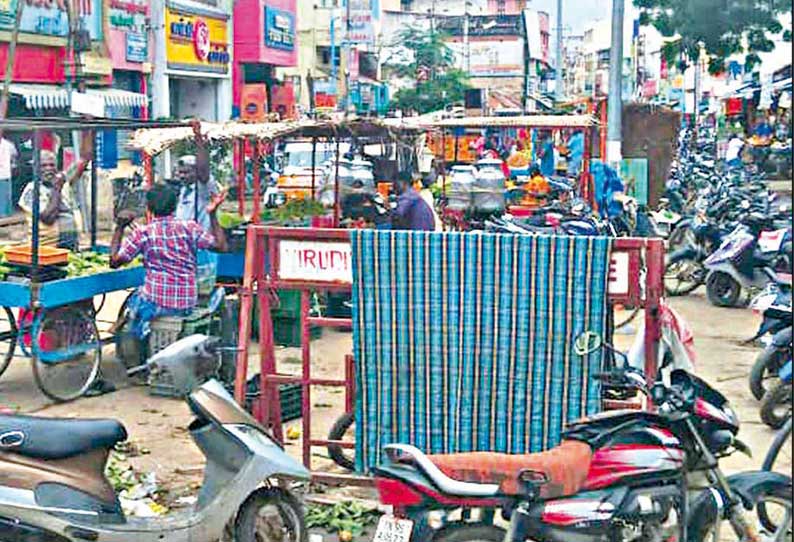 சிவகாசி சிவன் கோவில் அருகே நிறுத்தப்பட்டிருக்கும் தள்ளுவண்டிகளால் போக்குவரத்து நெரிசல்