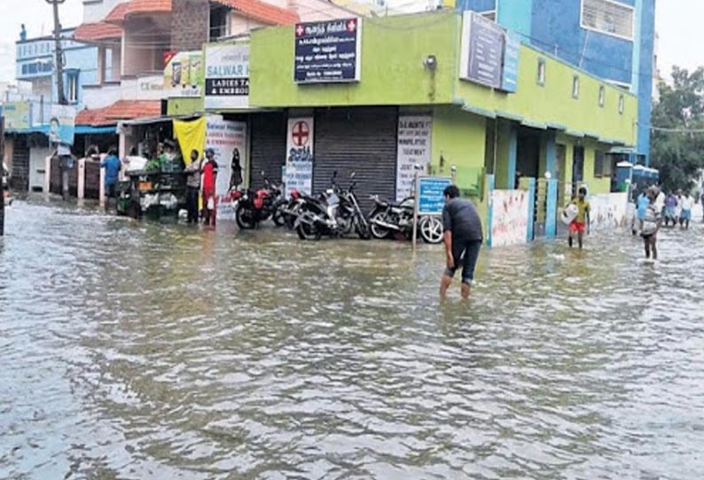 வரதராஜபுரத்தில் குடியிருப்பு பகுதியில் சூழ்ந்துள்ள மழை வெள்ளத்தை அகற்றும் பணி தீவிரம்