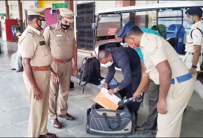 பாபர் மசூதி இடிப்பு தினத்தை முன்னிட்டு கரூரில் முக்கிய இடங்களில் போலீசார் தீவிர சோதனை