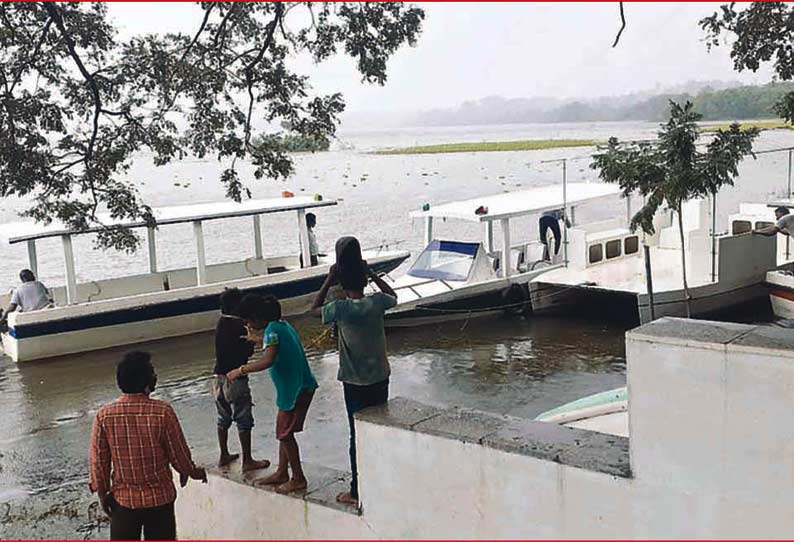 தொடர் மழையால் கடல் போல் மாறிய ஊசுடு ஏரியில் படகு சவாரி தொடங்கியது பொதுமக்கள் உற்சாகம்