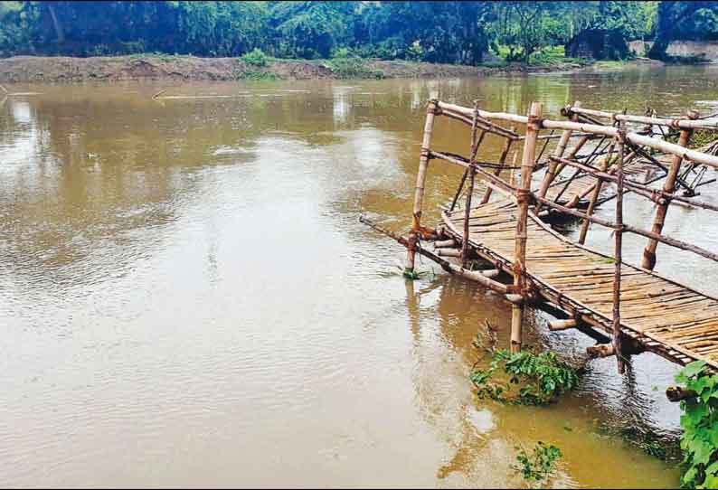 திருவாரூர் மாவட்டத்தில் பெய்த மழையால் மூங்கில் பாலம் தண்ணீரில் அடித்து செல்லப்பட்டது