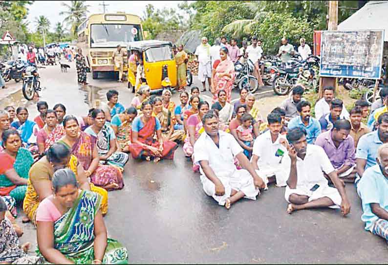 கிள்ளையில் நிவாரணம் வழங்கப்படாததை கண்டித்து கிராம மக்கள் சாலை மறியல்