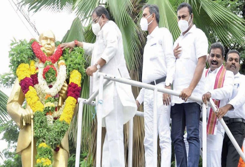 அம்பேத்கர் உருவச்சிலைக்கு மத்திய உருக்குத்துறை இணை மந்திரி பக்கன் சிங் குலாஸ்தே மாலை அணிவித்து அஞ்சலி