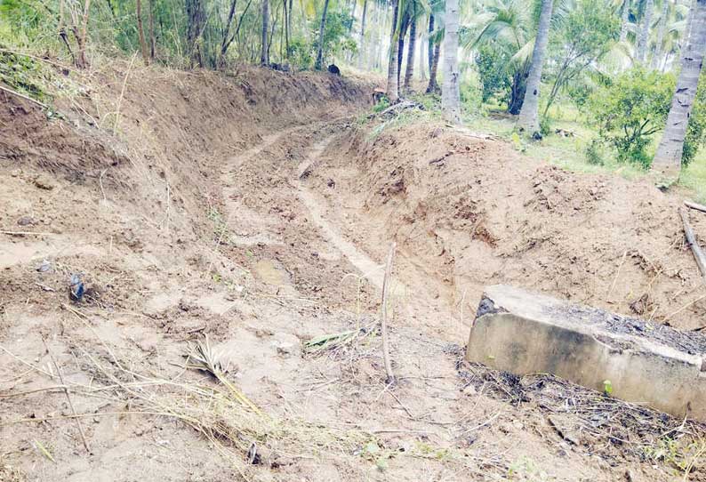 அகரம்சேரி ஏரி கால்வாயை சிறிது தூரமே தூர்வாரப்பட்டு கால்வாயில் தண்ணீர் வராமல் உள்ளதை படத்தில் காணலாம்.