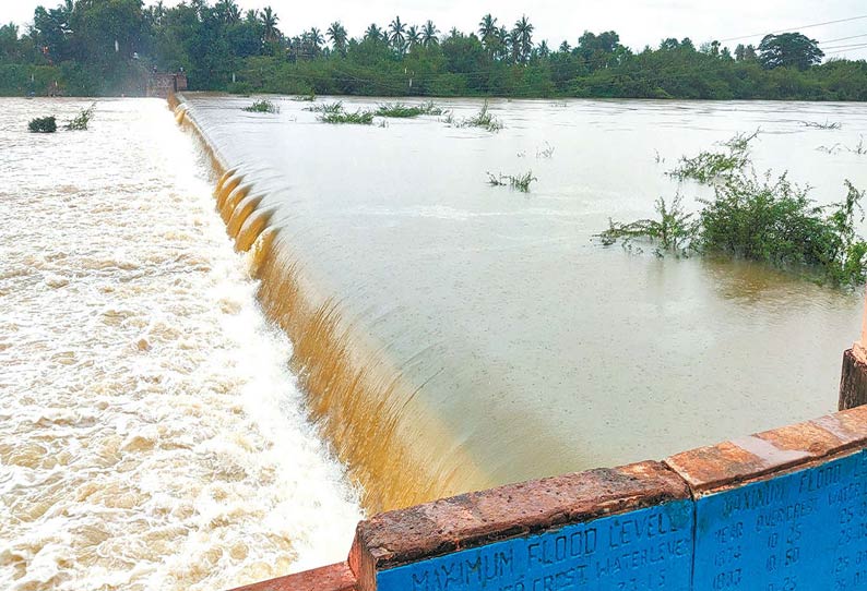 வல்லூர் அணைக்கட்டில் கொசஸ்தலை ஆற்று வெள்ளம் பெருக்கெடுத்து ஓடும் காட்சியை படத்தில் காணலாம்