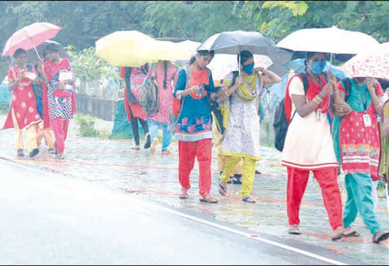 8 மாதங்களுக்கு பிறகு கல்லூரிகளில் இறுதியாண்டு வகுப்பு கொட்டும் மழையிலும் மாணவ-மாணவிகள் ஆர்வமுடன் வந்தனர்