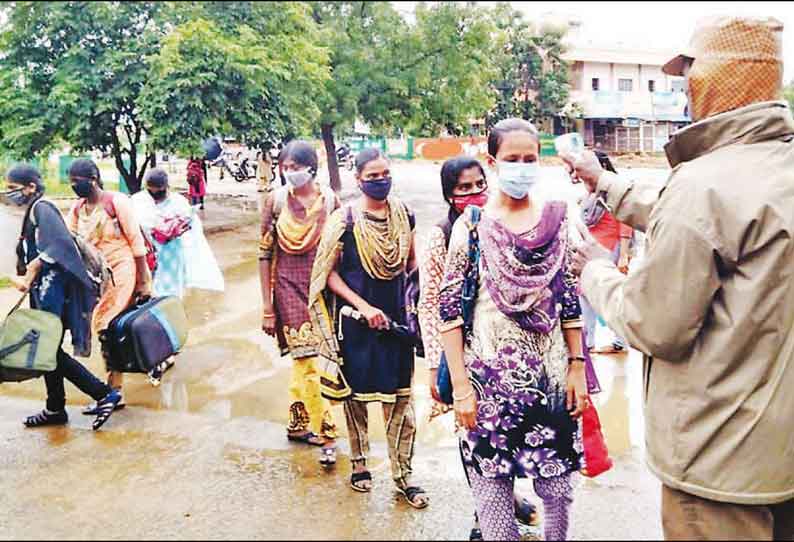 தஞ்சை மாவட்டத்தில் கல்லூரிகள் திறப்பு மருத்துவக்கல்லூரி மாணவ, மாணவிகளுக்கு வரவேற்பு