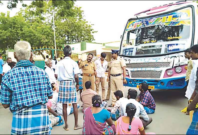 நிலுவை தொகையை வழங்கக்கோரி ஒழுங்குமுறை விற்பனை கூடம் முன்பு விவசாயிகள் சாலை மறியல்