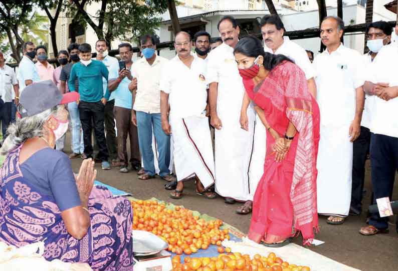 கோவையில் பிரசார பயணம்: உழவர் சந்தையில் வியாபாரிகளிடம் குறைகளை கேட்ட கனிமொழி எம்.பி.