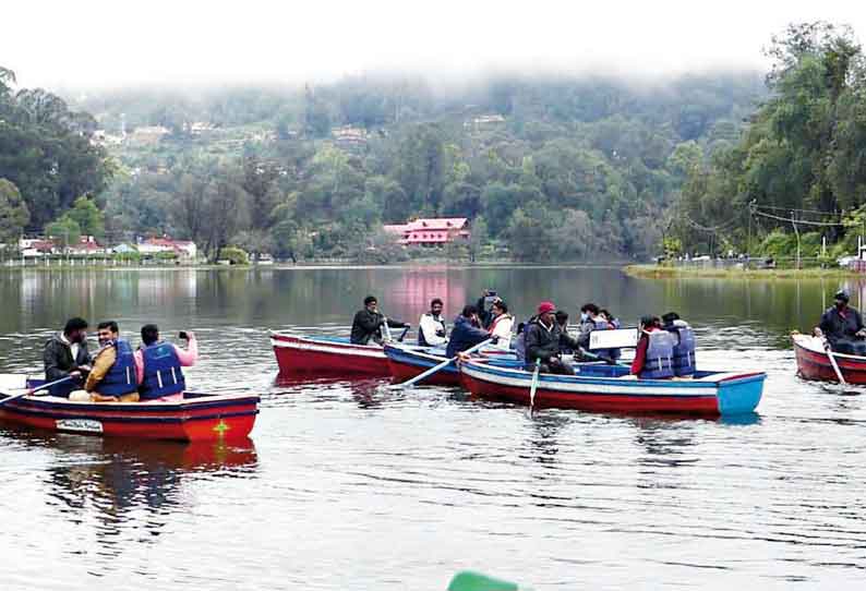 கொடைக்கானல் நட்சத்திர ஏரியில் படகு சவாரி மீண்டும் தொடக்கம் சுற்றுலா பயணிகள் மகிழ்ச்சி