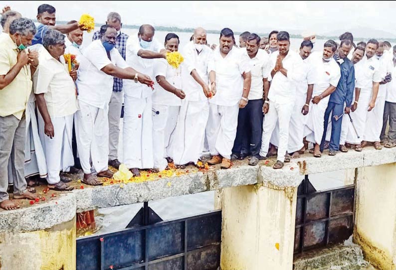 காவேரிப்பாக்கம் ஏரி கடைவாசல் மதகுகளிலிருந்து வெளியேறும் தண்ணீரை எம்.எல்.ஏ.க்கள் மலர் தூவி வரவேற்ற காட்சி