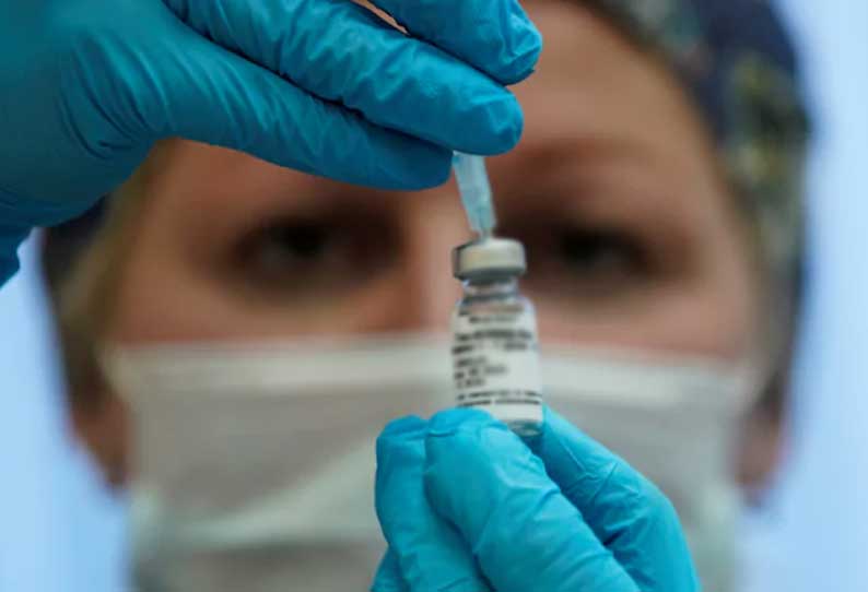 கொரோனா தடுப்பூசி பெறுபவர்கள் இரண்டு மாதங்களுக்கு மதுவைத் தவிர்க்க வேண்டும் - ரஷிய நிபுணர்