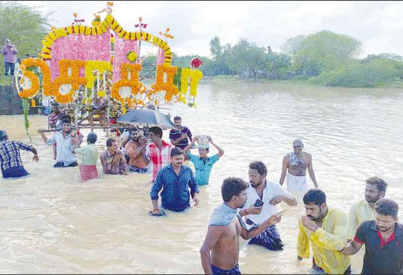 ஜெயங்கொண்டம் அருகே மழைக்காலங்களில் இறந்தவர்களின் உடலை கழுத்தளவு தண்ணீரில் மயானத்திற்கு தூக்கி செல்லும் அவலம்