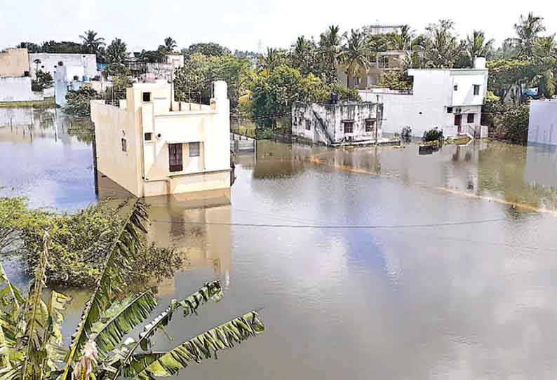 குடியிருப்பு பகுதிக்குள் வடியாமல் கிடக்கும் வெள்ளம் - வேல்ராம்பட்டு ஏரியின் உயரத்தை குறைக்க நடவடிக்கை