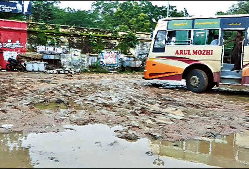 நரிக்குடியில் சேறும், சகதியுமாக மாறிய பஸ் நிலையம் பயணிகள் அவதி