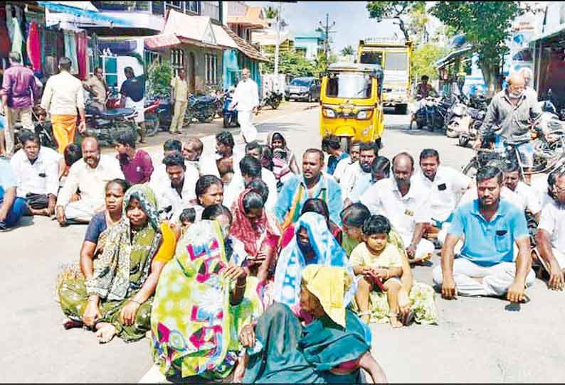 தோப்புத்துறையில் வடிகால் வசதியை சீரமைக்கக்கோரி பொதுமக்கள் சாலைமறியல் போக்குவரத்து பாதிப்பு