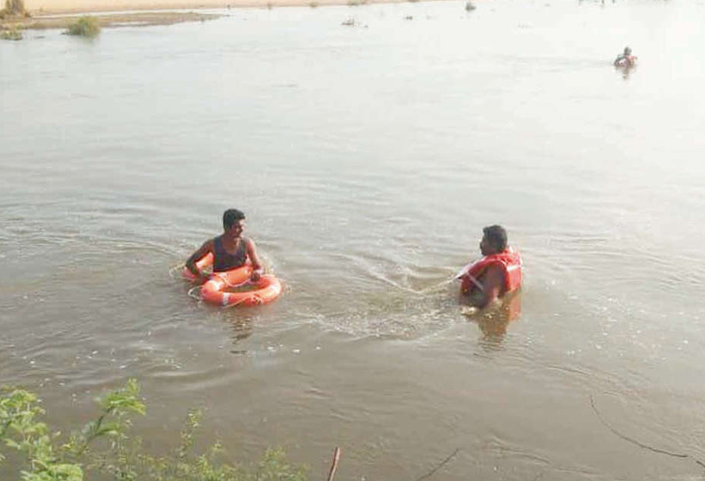 ஆற்றுக்கு சென்ற முதியவர் மாயம்; தேடும் பணியில் தீயணைப்பு வீரர்கள்