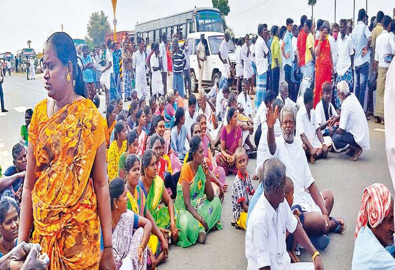 கண்மாய்க்கு தண்ணீர் திறக்கக்கோரி மதுரை-ராமேசுவரம் சாலையில் மறியலில் ஈடுபட்ட விவசாயிகள்.