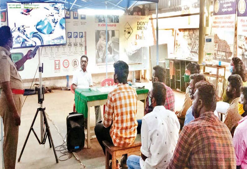 குறும்படம் மூலம் விழிப்புணர்வு ஏற்படுத்தும் செந்தில்குமார். அருகில் வட்டார போக்குவரத்து அலுவலர் சிங்காரவேலன்