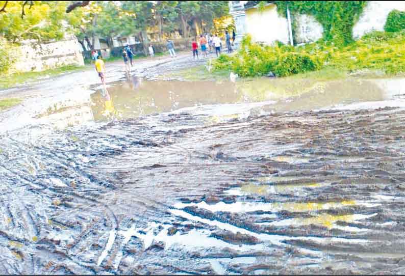 நாகையில் சேறும், சகதியுமான சாலையை சீரமைக்க வேண்டும் வாகன ஓட்டிகள் கோரிக்கை