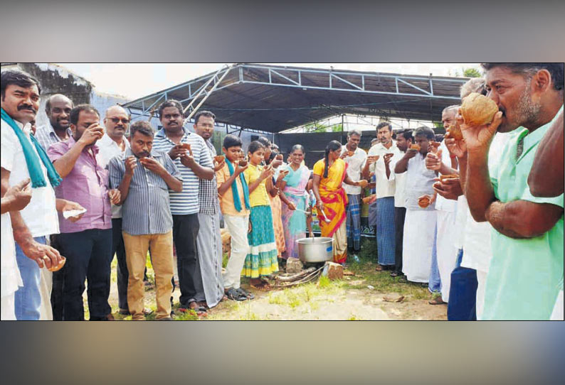 உப்பாறு அணைக்கு தண்ணீர் வழங்கக்கோரி விவசாயிகள் கஞ்சிதொட்டி திறந்து போராட்டம்