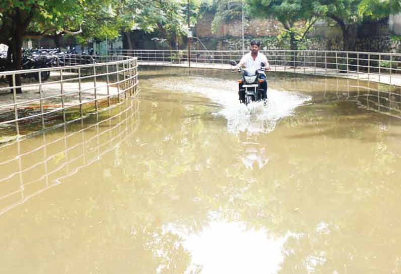 தூத்துக்குடியில் தேங்கிய மழைநீரை அகற்றும் பணி தீவிரம்