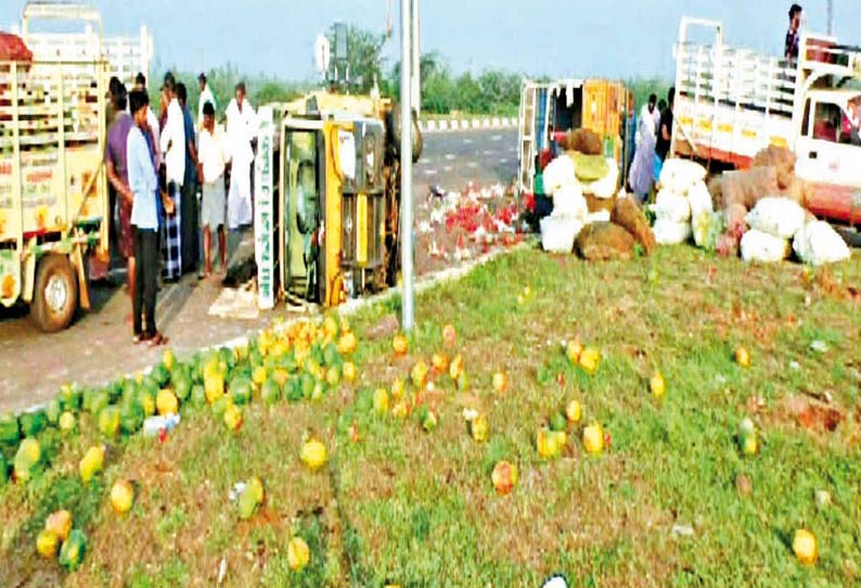 சிவகங்கை அருகே 2 சரக்கு வாகனங்கள் விபத்துக்குள்ளாகி இருப்பதை படத்தில் காணலாம்.