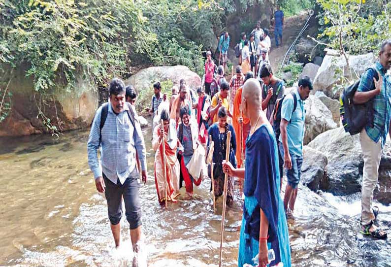 சதுரகிரி சுந்தரமகாலிங்கம் கோவிலுக்கு செல்லும் மலைப்பாதையில் உள்ள மாங்கனி ஓடை வழியாக பக்தர்கள் சென்ற காட்சி.