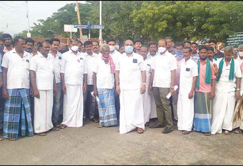 இளைஞர்களை தாக்கியவர்கள் மீது நடவடிக்கை கோரி கலெக்டர் அலுவலகத்தை கிராம மக்கள் முற்றுகை