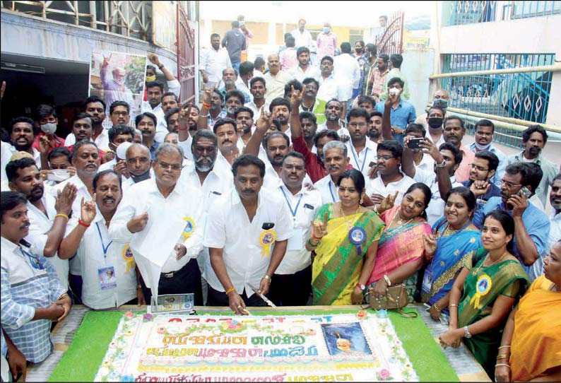 ரஜினிகாந்த் பிறந்தநாள் விழா: சேலத்தில் 70 கிலோ கேக் வெட்டி ரசிகர்கள் கொண்டாட்டம் கொரோனா தடுப்பு பணியில் ஈடுபட்டவர்களுக்கு பாராட்டு