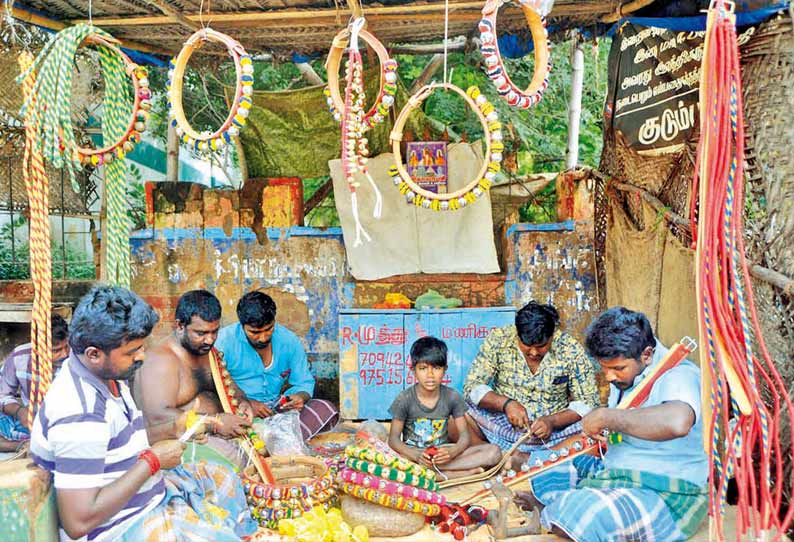 சிங்கம்புணரியில் காளைகளின் கழுத்தில் கட்டுவதற்காக மணி தயாரிக்கும் பணியில் தொழிலாளர்கள்