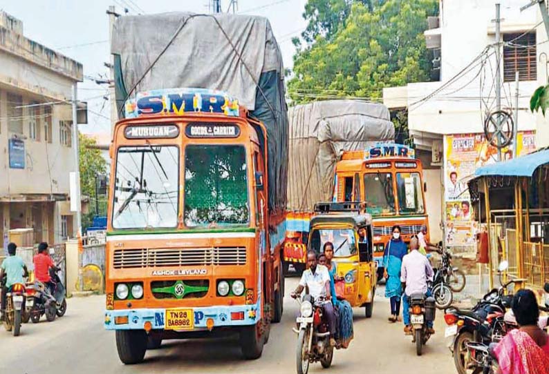 ராஜபாளையம் மலையடிப்பட்டி ரெயில்வே கேட் அருகே திரும்ப வழியின்றி நிற்கும் லாரிகள்.