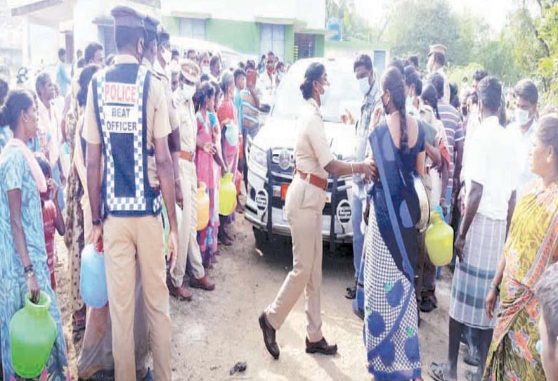 குடிநீர் பிரச்சினையை தீர்க்கக்கோரி கூடுதல் கலெக்டர் காரை வழிமறித்து சூழ்ந்து முற்றுகையிட்ட காட்சி