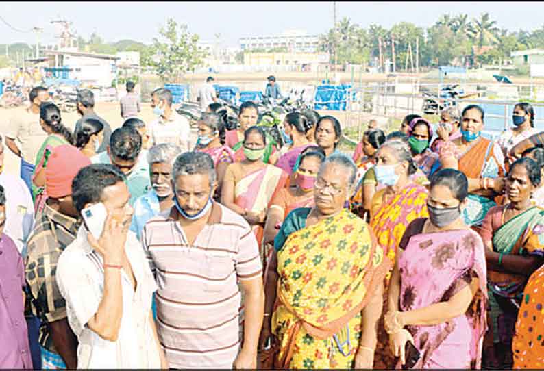 கடலூர் சில்வர் பீச்சில் குவிந்த மக்கள் கடைகளை திறக்க தடை விதித்ததால் வியாபாரிகள் ஆர்ப்பாட்டம்