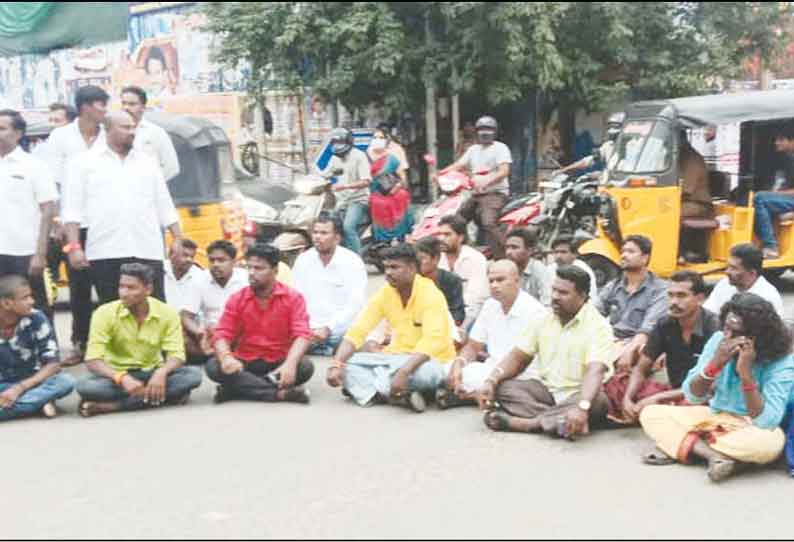 வக்கீலுக்கு சரமாரி அரிவாள் வெட்டு குற்றவாளிகளை கைது செய்யக்கோரி உறவினர்கள் சாலை மறியல்