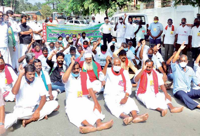 கோவை கலெக்டர் அலுவலகம் முன் 2-வது நாளாக விவசாயிகள் காத்திருப்பு போராட்டம் - 60 பேர் கைது