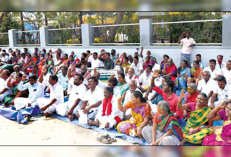 வேளாண் திருத்த சட்டங்களை திரும்ப பெறக்கோரி காத்திருப்பு போராட்டத்தில் ஈடுபட்ட 180 பேர் கைது