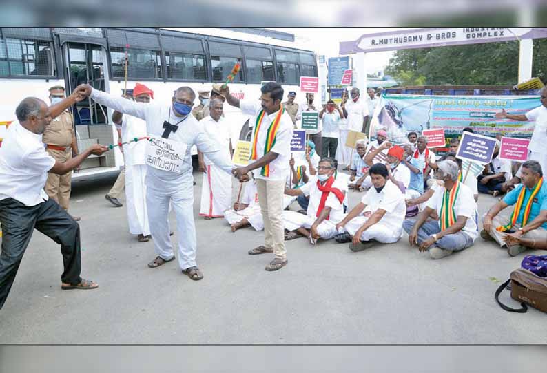 திருப்பூரில் 2-வது நாளாக காத்திருப்பு போராட்டம்: விவசாயிகள் 50 பேர் கைது