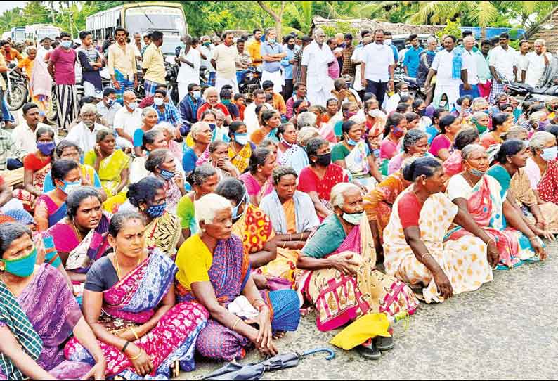 மதுக்கடை திறக்க எதிர்ப்பு தெரிவித்து 3 கிராம மக்கள் சாலை மறியல் 3 மணி நேரம் போக்குவரத்து பாதிப்பு; 150 பேர் கைது