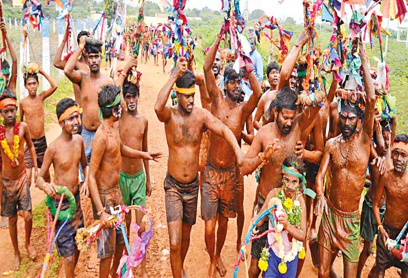 புரவி எடுப்பு விழாவையொட்டி உடலில் சேற்றை பூசியபடி ஊர்வலமாக வந்து நேர்த்திக்கடன் செலுத்தினர்.