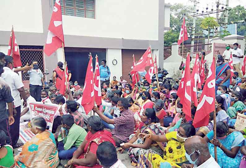 தொழிலாளர்களுக்கு இலவச வீட்டுமனை பட்டா வழங்கக்கோரி திருச்செங்கோடு தாலுகா அலுவலகத்தில் குடிபுகும் போராட்டம்