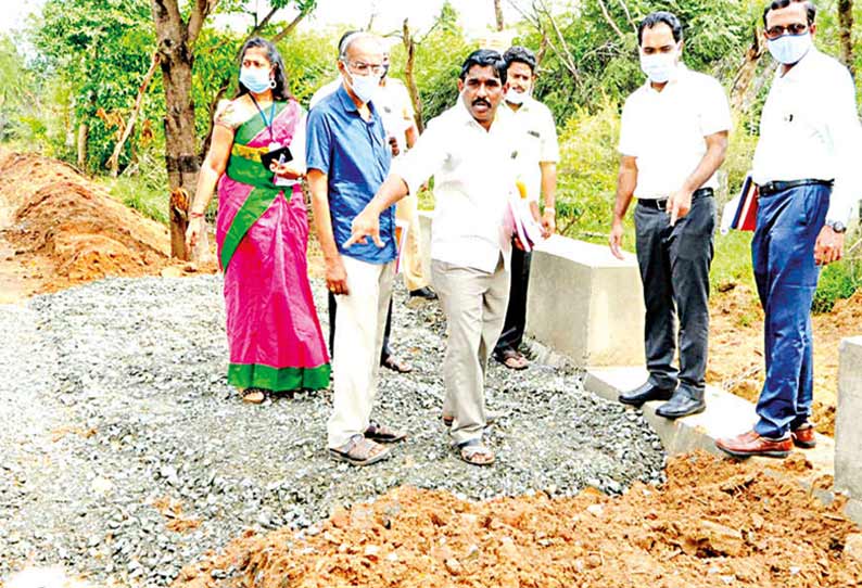 இடையமேலூர் முதல் தமறாக்கி வரை நடைபெறும் சாலைஅகலப்படுத்தும் பணியை கலெக்டர் மதுசூதன் ரெட்டிபார்வையிட்ட போது