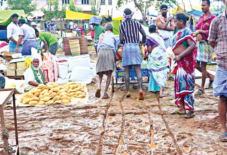 சிங்கம்புணரியில் தொடர் மழையால் தற்காலிக சந்தை சேறும், சகதியுமாக காணப்படுகிறது.