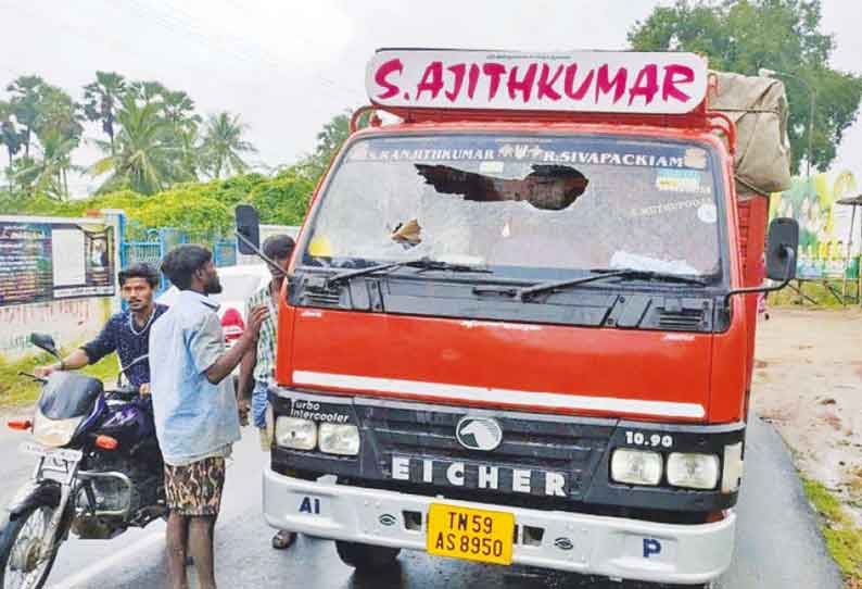 சீர்காழியில் பன்றிகளை பிடிக்க எதிர்ப்பு தெரிவித்து லாரி கண்ணாடி உடைப்பு மர்ம நபர்களுக்கு வலைவீச்சு