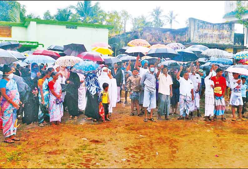 ‘மினி கிளினிக்’ அமைக்கக்ேகாரி ெகாட்டும் மழையில் ெபாதுமக்கள் காத்திருப்பு ேபாராட்டம்