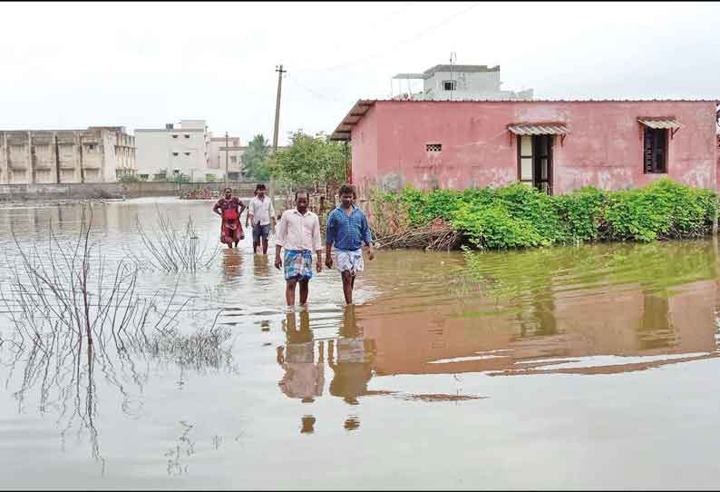 ேவதாரண்யத்தில் தொடா் மழை: குடியிருப்பு பகுதிகளில் தண்ணீா் சூழ்ந்தது