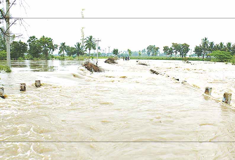 பம்பை ஆற்றில் வெள்ளப்பெருக்கு: தரைப்பாலம் உடைந்ததால் 15 கிராமங்களுக்கு போக்குவரத்து துண்டிப்பு - மேலும் 9 தரைப்பாலங்கள் தண்ணீரில் மூழ்கின