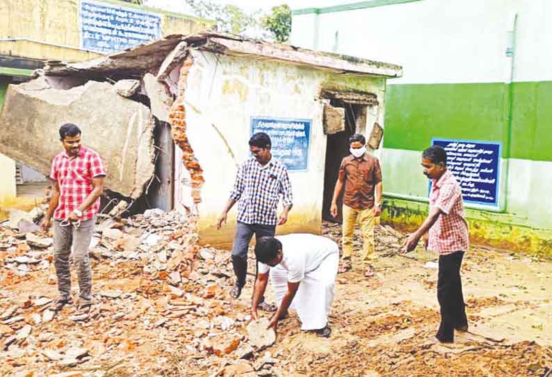 மாவட்டத்தில் அடைமழை சத்துணவு சமையல் கூடம் இடிந்து விழுந்தது