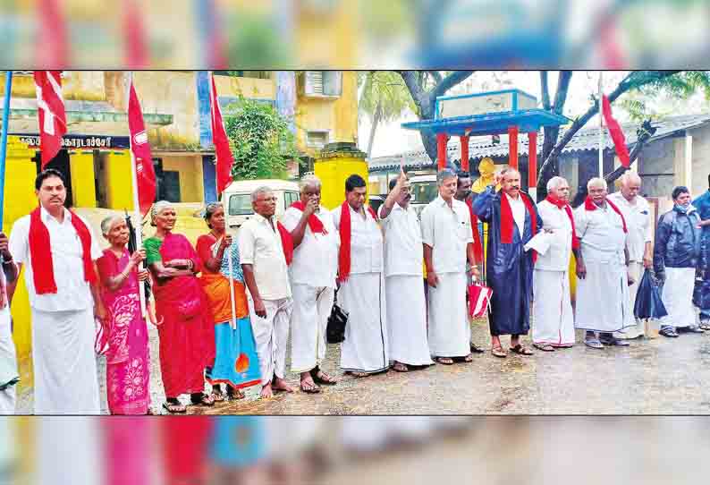 புயலால் பாதிக்கப்பட்ட மக்களுக்கு ரூ.30 ஆயிரம் நிவாரணம் வழங்க கோரி ஆர்ப்பாட்டம் - கொட்டும் மழையில் இந்திய கம்யூனிஸ்டு சார்பில் நடைபெற்றது