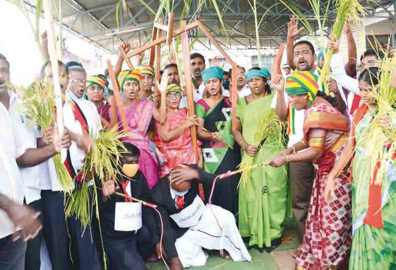 காத்திருப்பு போராட்டம் நிறைவடைந்தது: ஏர் கலப்பை, கரும்பு, நெல் பயிருடன் ஆர்ப்பாட்டம் - தொழில் அதிபர்கள் வேடத்தில் வந்தவர்களை சாட்டையால் அடித்து கோஷம் எழுப்பியதால் பரபரப்பு